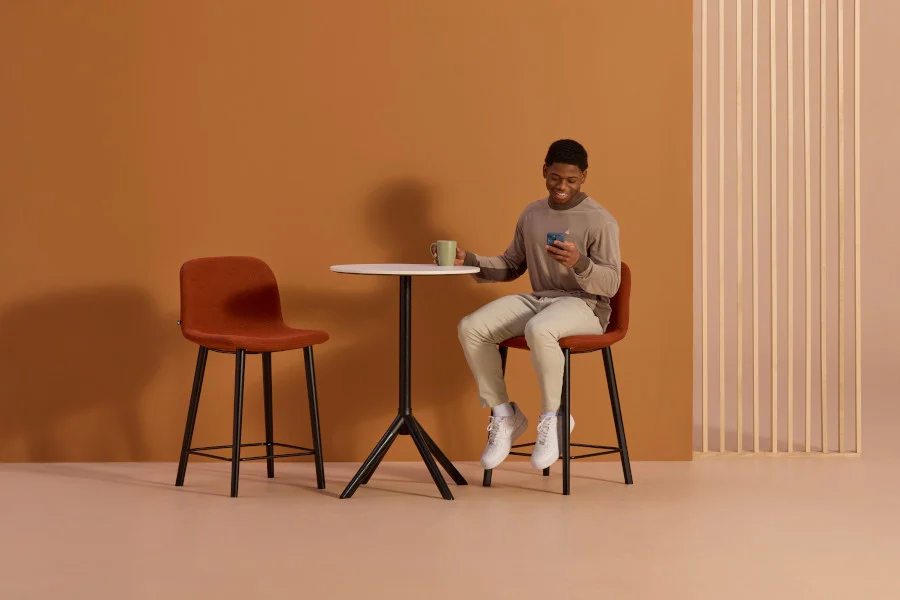 cascha_woodleg_stool_cafetable_cafe1